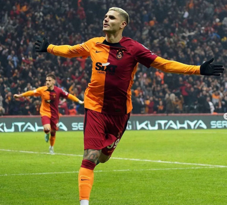 Geceyi 3 güzelle birlikte geçirdi! Mauro Icardi kaçarken düşürdü taraftar da alıp kaçtı - Resim: 1