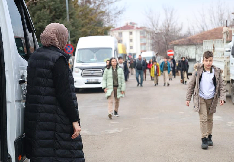 Şoför bulamayınca direksiyona kendisi geçti, erkeklere taş çıkartıyor - Resim: 3