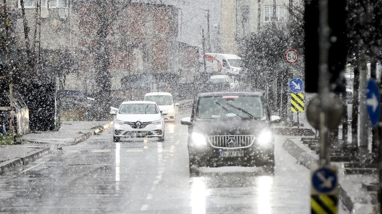 İstanbul'da kar yağışı ve dolu etkili oluyor! AKOM'dan uyarı geldi: Salı günü öğleye kadar... - Resim: 2