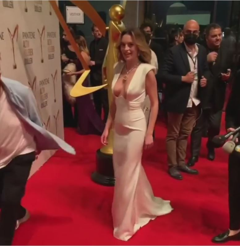 KANAL D Sadakatsiz'in Derin'i Melis Sezen Altın Kelebek konuşması ve dekoltesiyle olay oldu - Resim: 4