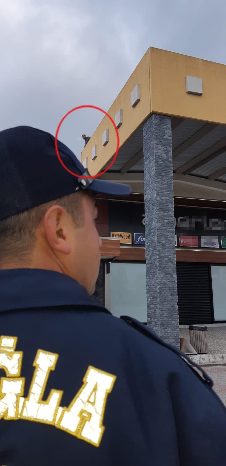 AVM terasından atladı kendini bıçakladı - Resim: 3