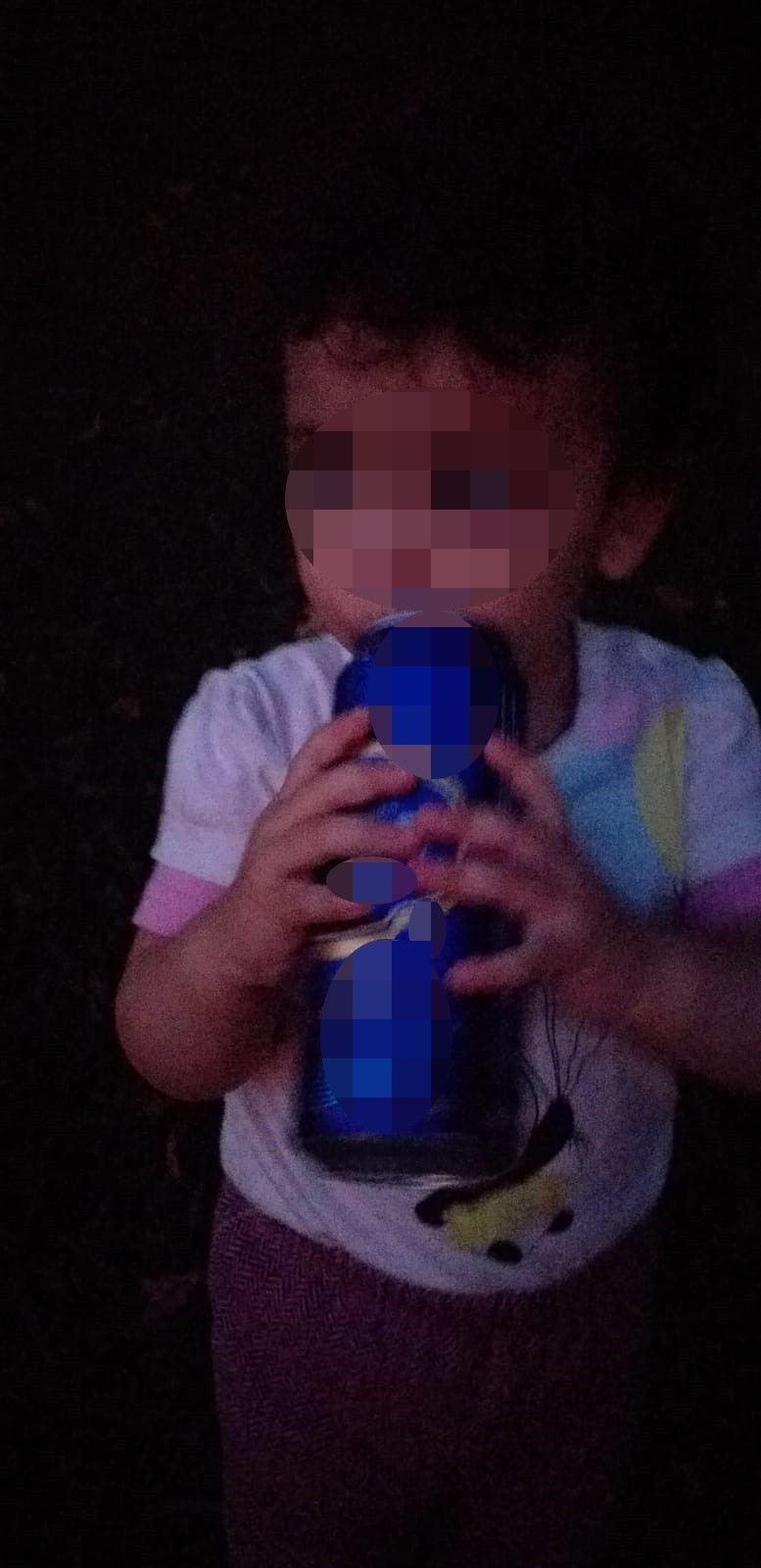 Böyle anne mi olur! 3 yaşındaki kızına alkol içirip fotoğrafını çektirdi! Şaka amaçlıymış - Resim: 1