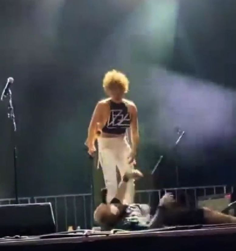 Hayranının suratına işeyen Sophie Urista'dan ilk açıklama - Resim: 3