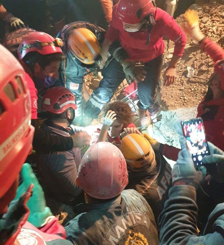 İzmir'deki Emrah Apartmanı'nda arama kurtarma sona erdi! 32 kişi öldü 15 kişi yaralı çıktı - Resim: 4