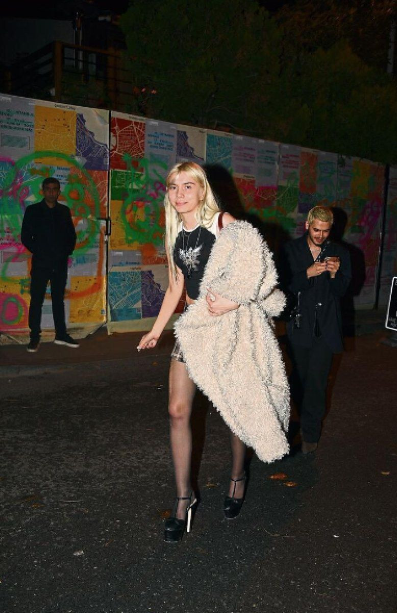 Aleyna Tilki'nin mini eteğiyle zor anları! Ne yapsa başarılı olamadı frikik verdi! - Resim: 3