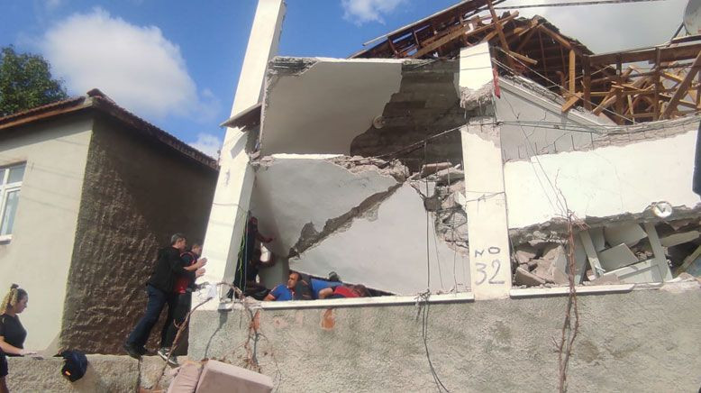Yozgat'ta doğal gaz patladı! 2 katlı ev çöktü görüntüler feci - Resim: 1