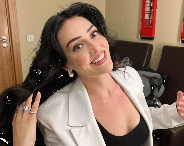 Esra Bilgiç’in 13 yıl önceki hali ortaya çıktı! Görenler şaştı kaldı - Resim: 1