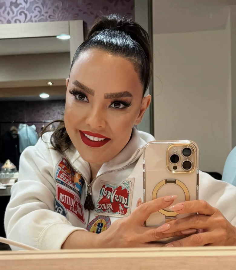 Ebru Gündeş mavi sevdamız dedi ama takipçileri takılarına bayıldı! Fiyatı ise... - Resim: 4