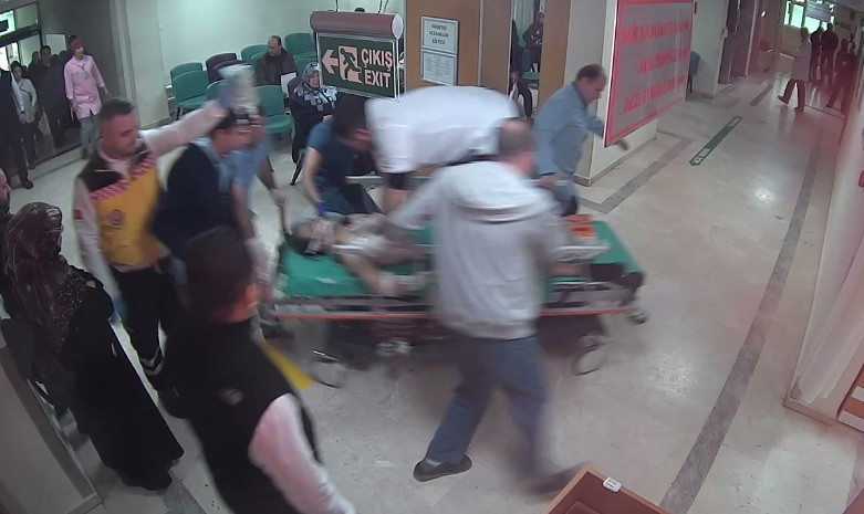 Kahraman doktor hastayı böyle kurtardı! Sedyeye çıkıp... - Resim: 4