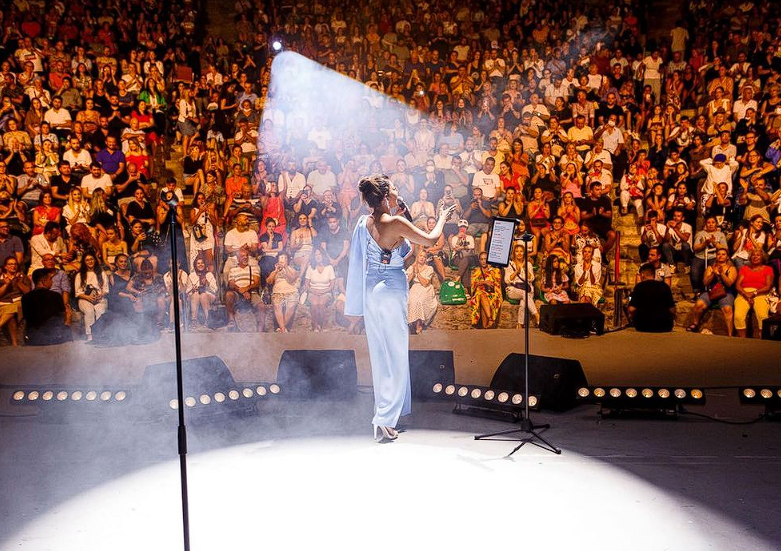 Ebru Yaşar'a Ayvalık konserinde hayranlarından yoğun ilgi - Resim: 2