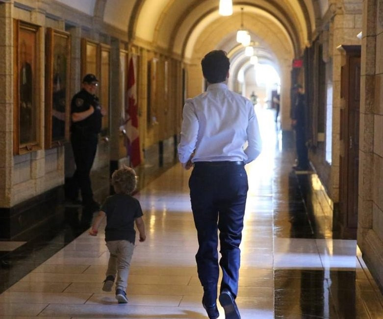 Kanada'nın yeni başbakanına bakın koltuğu kaptı - Resim: 2