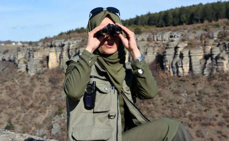 15 erkeğin arasında tek kadın yaptığı işe bakın! - Resim: 1