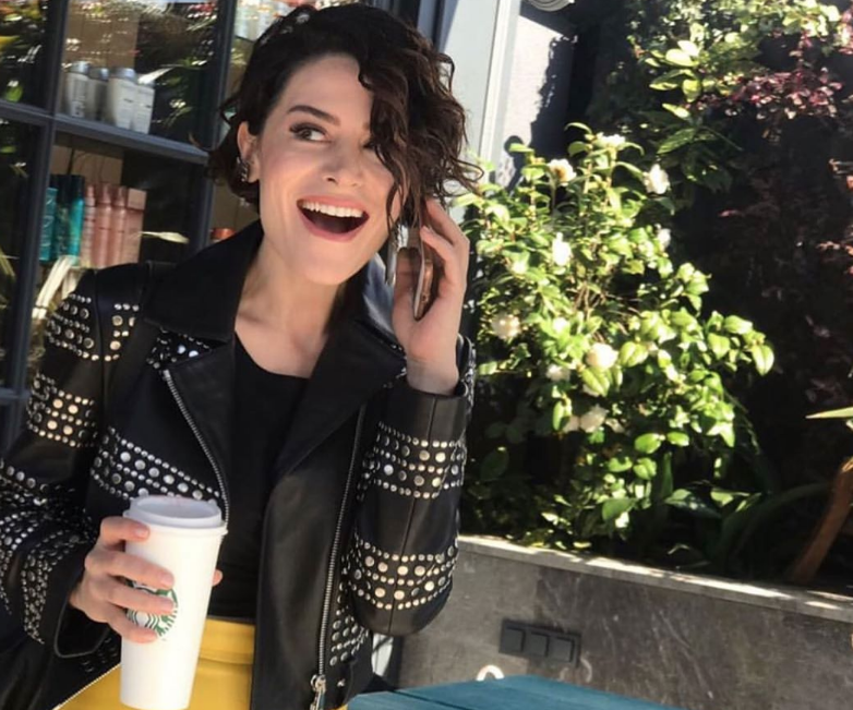 Belçim Bilgin uyanır uyanmaz geceliğiyle poz verdi geçmiş olsun mesajları yağdı - Resim: 3