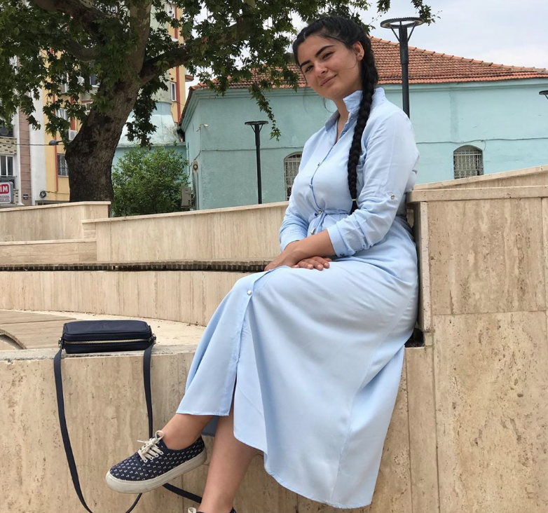 Hanife Gürdal mini elbiseli pozuyla bacağını ifşa etti fotoğrafı apar topar kaldırdı - Resim: 1