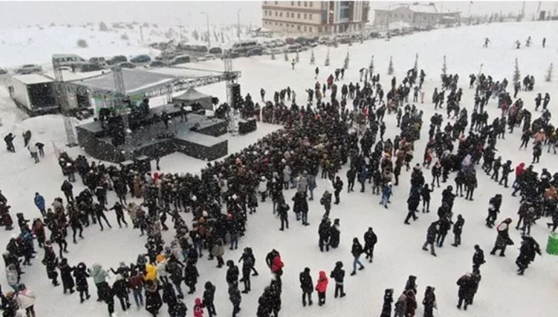 Sivaslıları soğukta bekletip konsere çıkmayan Manuş Baba'dan ilk açıklama! Kendini savundu! - Resim: 2