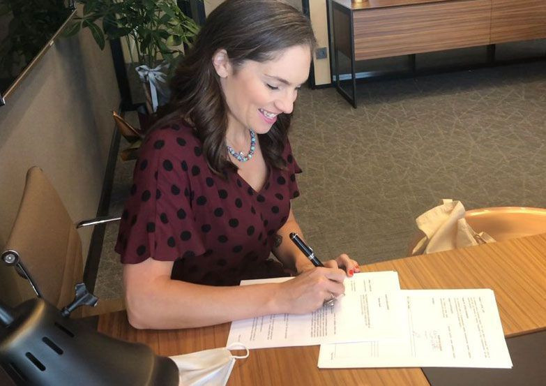 Olay TV Nevşin Mengü'den sonra güzel sunucu Duygu Demirdağ'a da imzayı attırdı! - Resim: 3