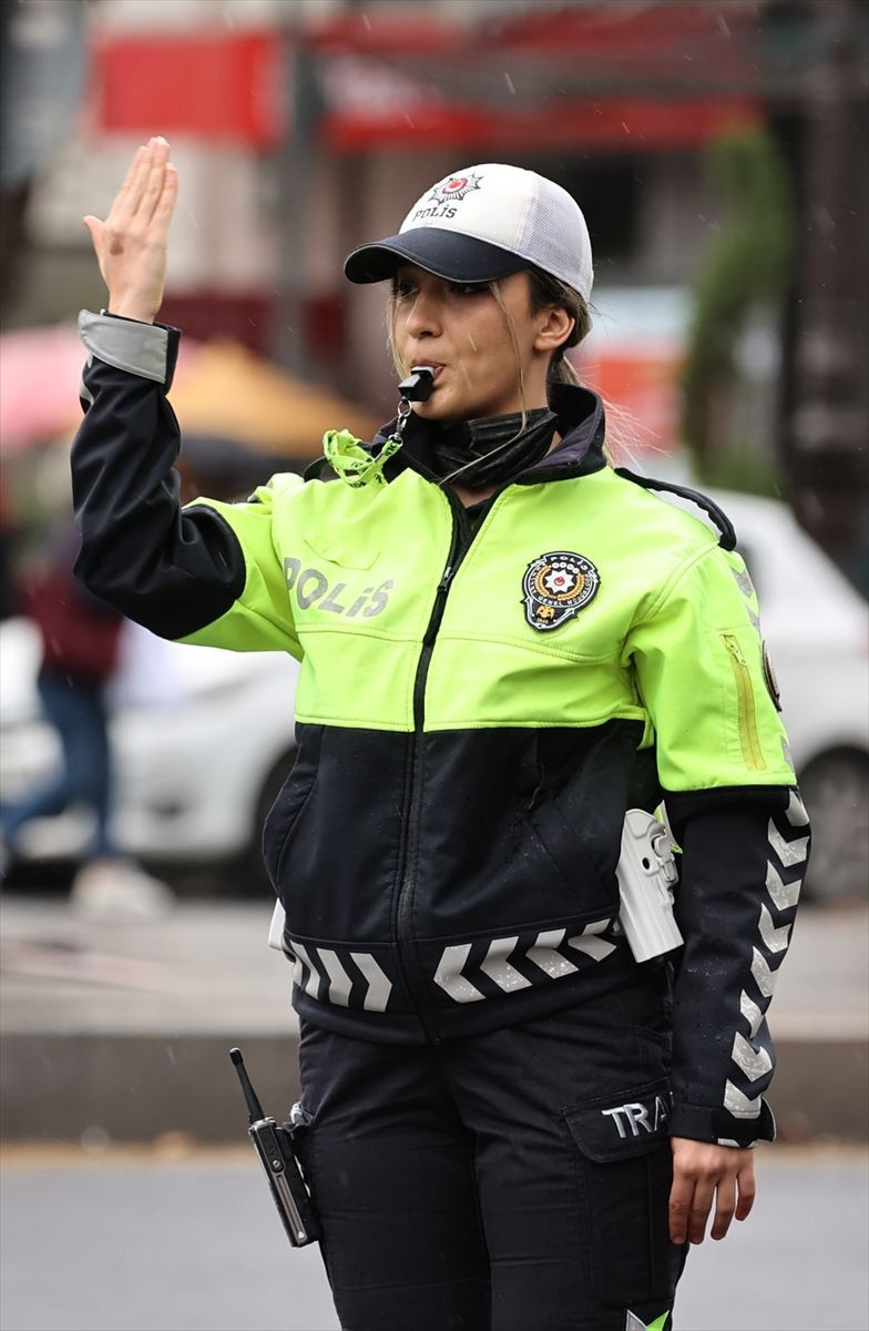 'Ankara'nın kalbi'nde trafik düzenini kadın polisler sağlıyor - Resim: 3