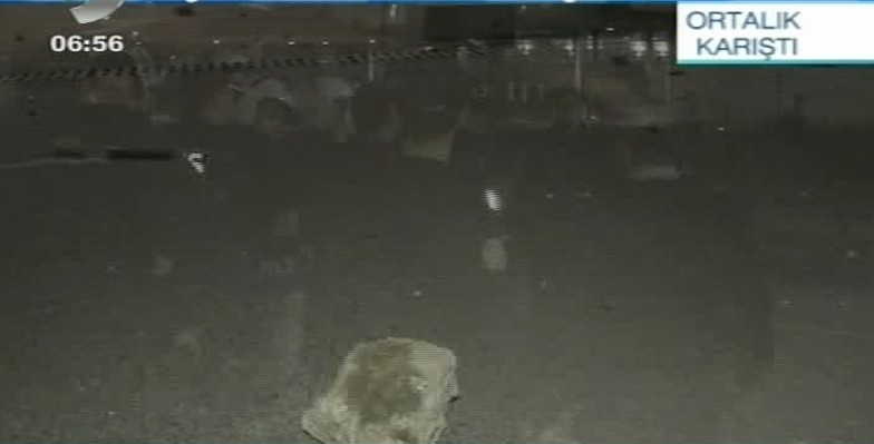 Fenerbahçe taraftarıyla polis birbirine girdi - Resim: 2