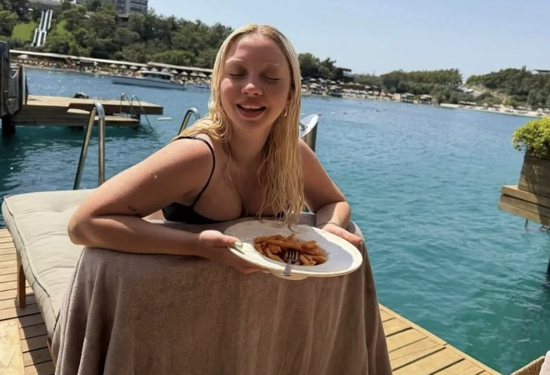 Ece Seçkin tatilde öyle bir eğlendi ki! Cesur kareler art arda geldi - Resim: 3