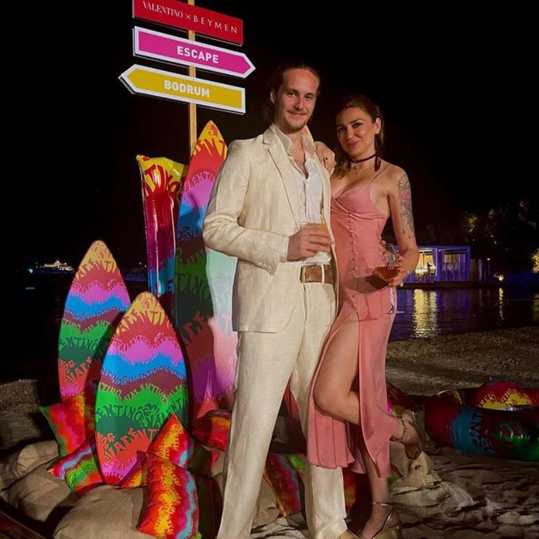 Megastar Tarkan'ın sevgilisi olarak tanınmıştı! Bilge Öztürk 22 yaş küçük sevgisiyle denizde aşka geldi - Resim: 3