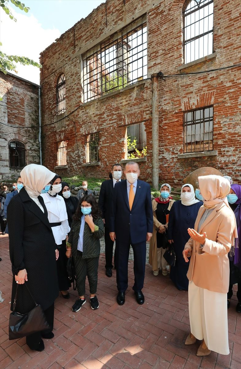 Cumhurbaşkanı Erdoğan İstanbul'da KADEM'in 'Böyle Daha Güzelsin' sergisini gezdi - Resim: 2