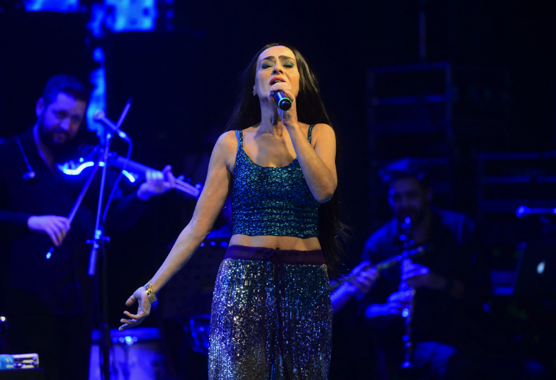 Yıldız Tilbe sahnede birden peruğunu çıkarıp halay mendili gibi salladı! - Resim: 2