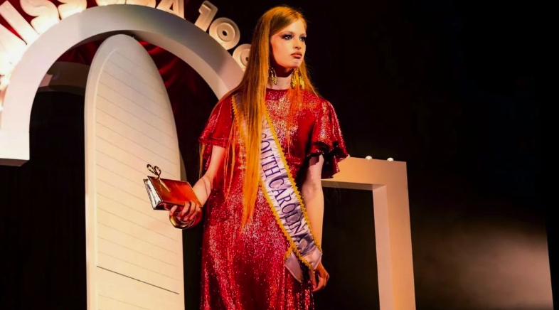 Elon Musk'ın kızı Vivian Wilson podyumu salladı, görenleri kendine hayran bıraktı! - Resim: 3