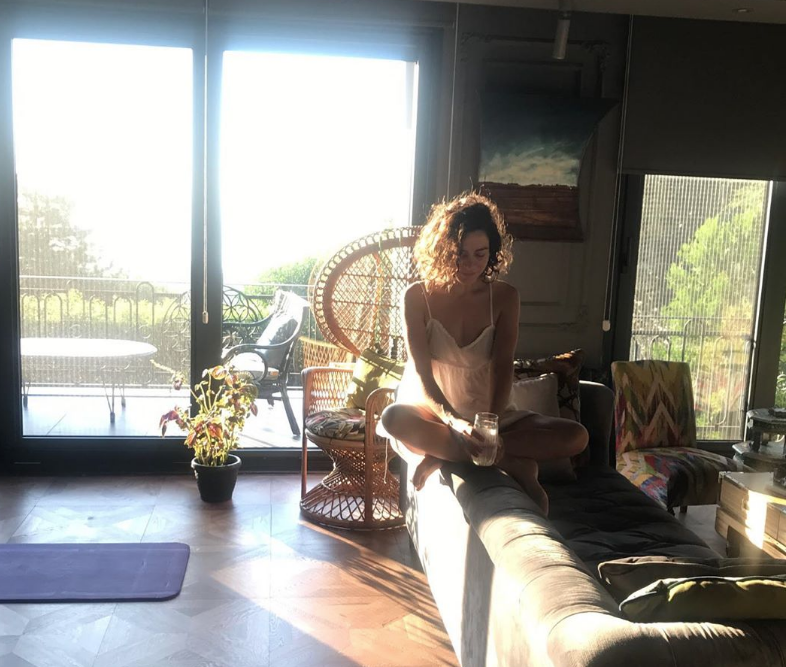 Belçim Bilgin uyanır uyanmaz geceliğiyle poz verdi geçmiş olsun mesajları yağdı - Resim: 2