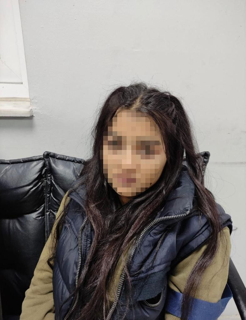 Genç kızın sütyeninden çıkan şey inanılmaz! Polis şüphelenip durdurunca ifşa oldu - Resim: 1