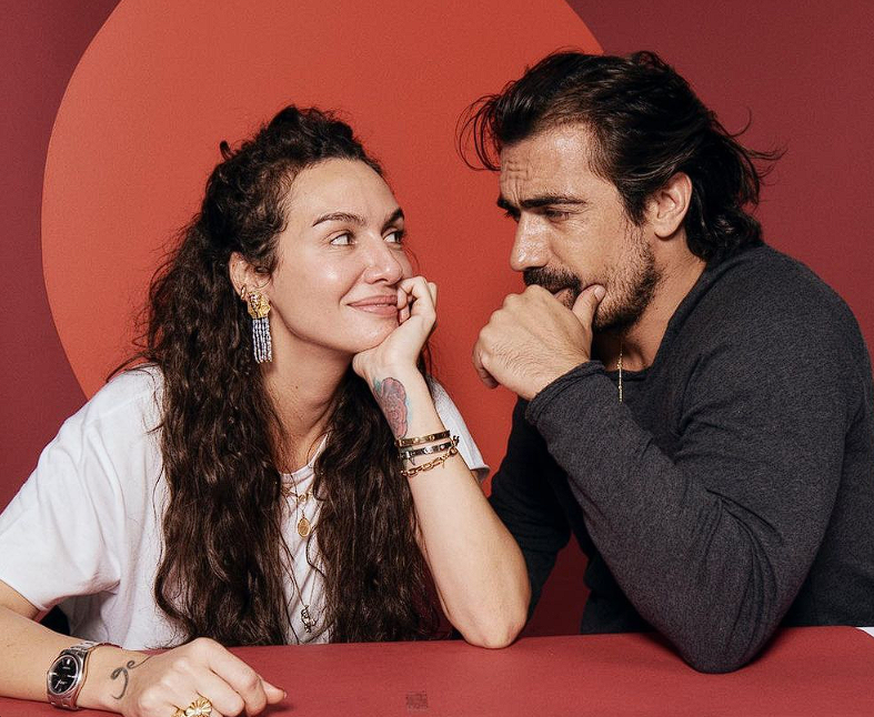 İbrahim Çelikkol, Birce Akalay'ın omzundan öptü! Şaşırtan hareket sosyal medyayı salladı - Resim: 1