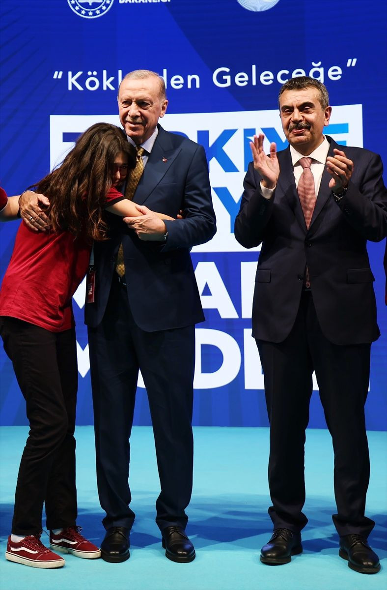 Koşarak Erdoğan'a sarılan kızla ilgili ilginç gerçek: Nihal ve Bahar Candan'ın kardeşi çıktı - Resim: 3