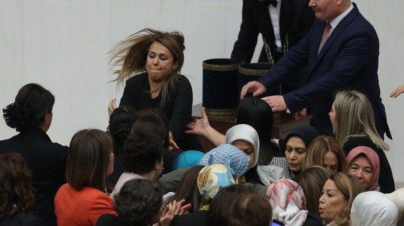 Meclis fena karıştı! Kadın vekiller birbirine girdi - Resim: 3