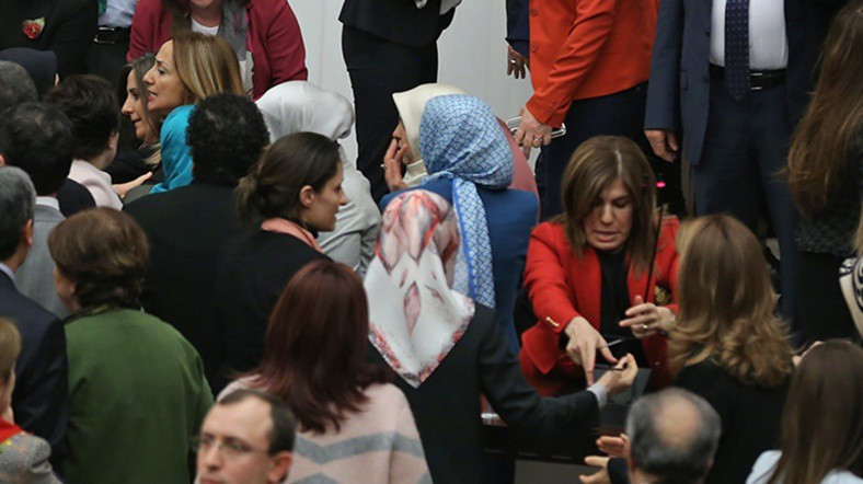 Meclis fena karıştı! Kadın vekiller birbirine girdi - Resim: 4