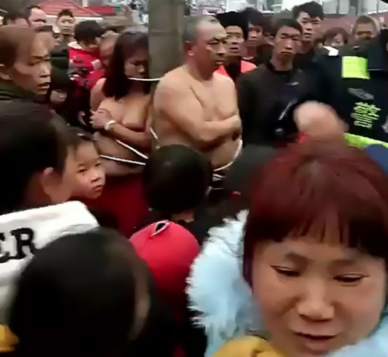 Kocasını başka kadınla bastı öfkeli eş teşhir etti çırılçıplak soyup... - Resim: 4