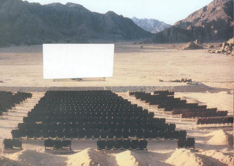 Çölün ortasında gizemli sinema! - Resim: 1