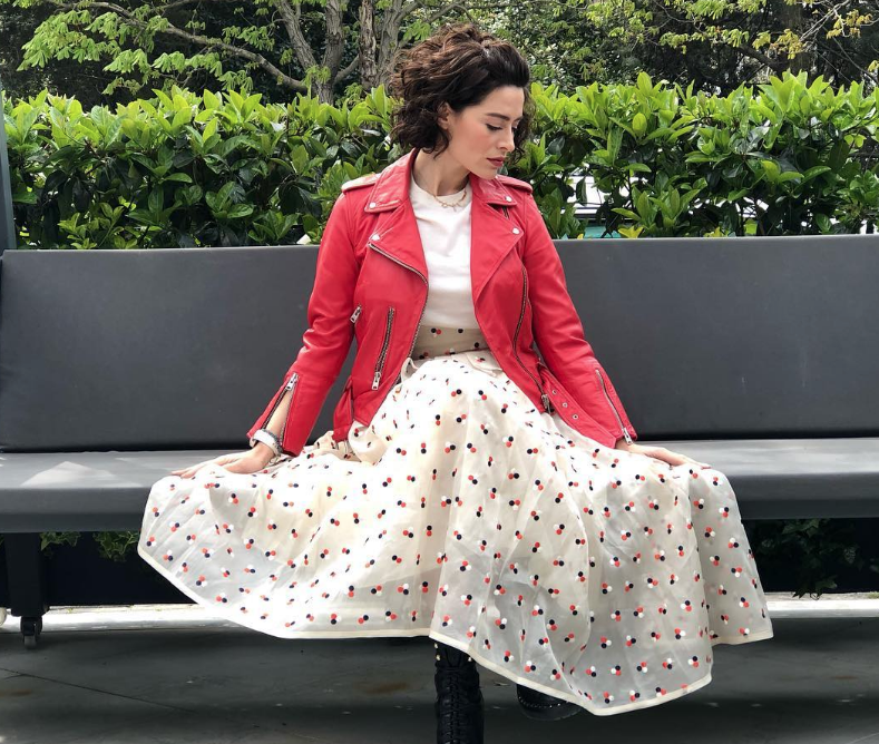 Belçim Bilgin uyanır uyanmaz geceliğiyle poz verdi geçmiş olsun mesajları yağdı - Resim: 4