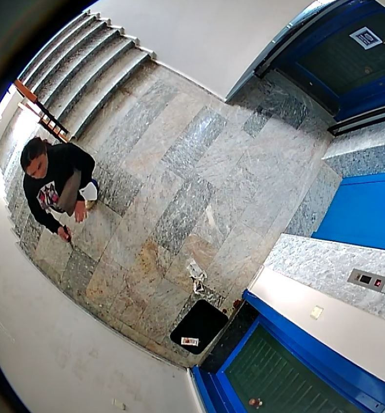 Hayatı çekilmez hale geldi kadın komşusu kapısına iğrenç şeyler bıraktı gözyaşları içinde anlattı - Resim: 2