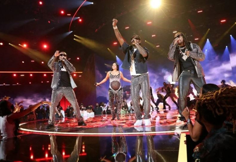 Skandallar kraliçesi Cardi B hamile! Göbeğiyle sahnede çıplak şov! - Resim: 3