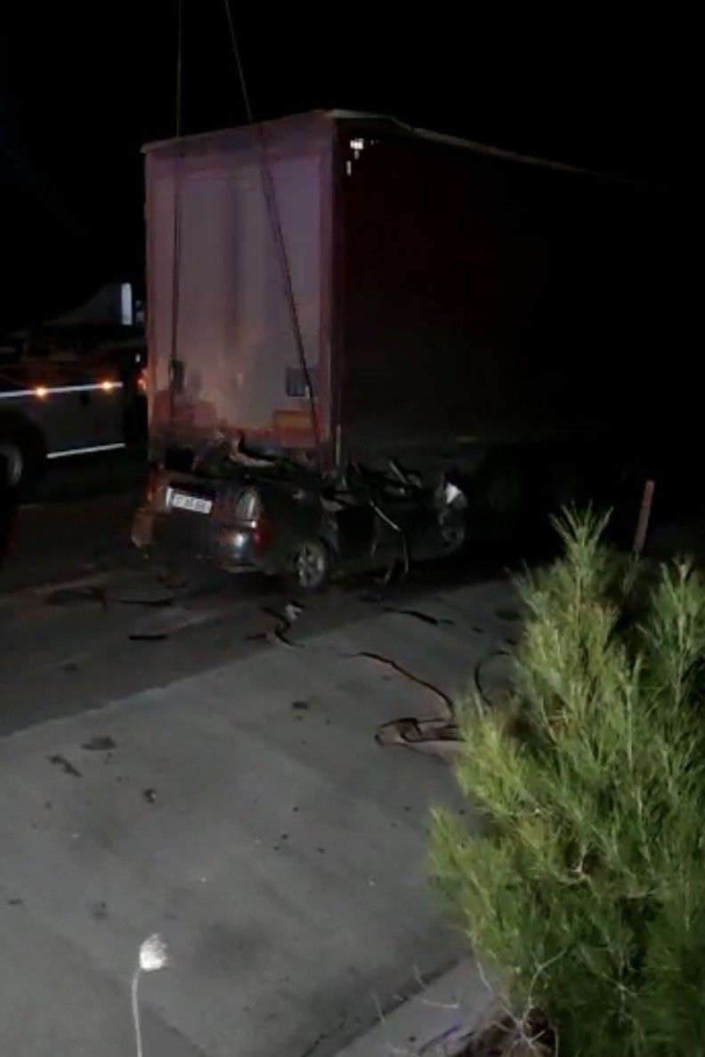 Çanakkale’de feci kaza! Otomobil TIR'ın altına girdi kağıt gibi ezildi - Resim: 2