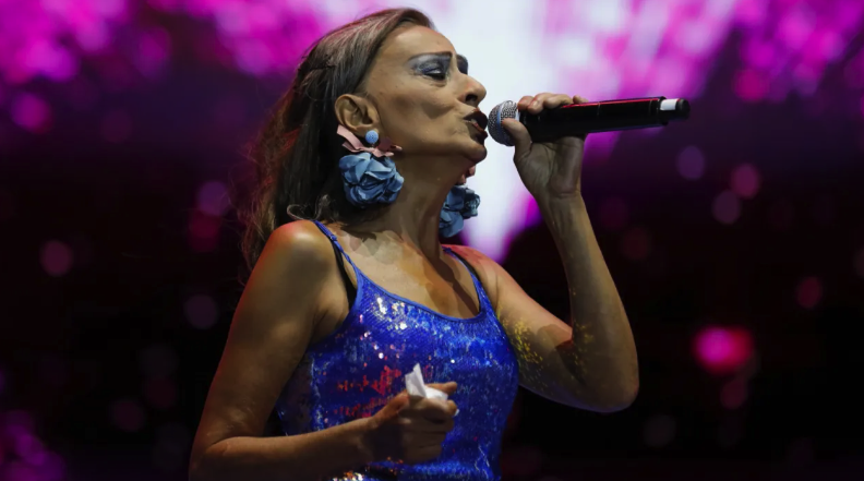 Doğum günü kutlanınca herkesi dumura uğrattı! Yıldız Tilbe'nin sahnede yaptığına bakın - Resim: 3