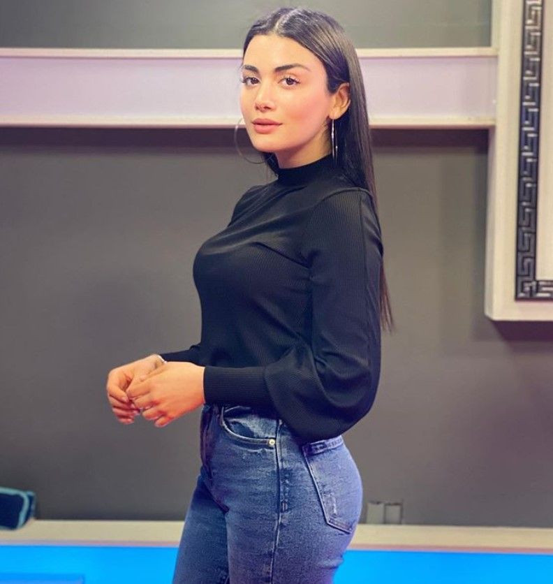 Baba'nın Büşra'sı süper miniyi çekti arkası dönük verdiği poz olay! - Resim: 2