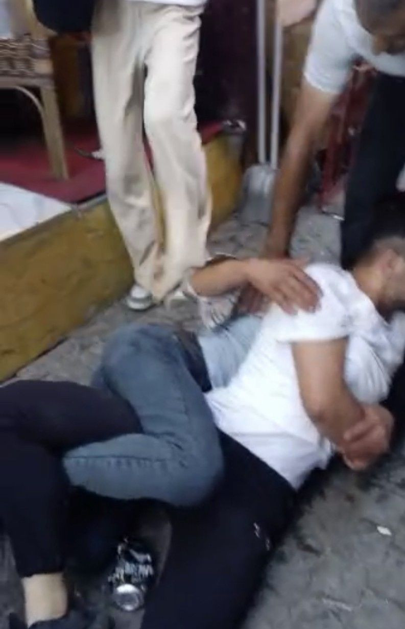 Eminönü'nde tacizciye dayak! Kadınlar tacizciyi yerde tekmeledi 'Burada inşaat mı var lan!' - Resim: 2