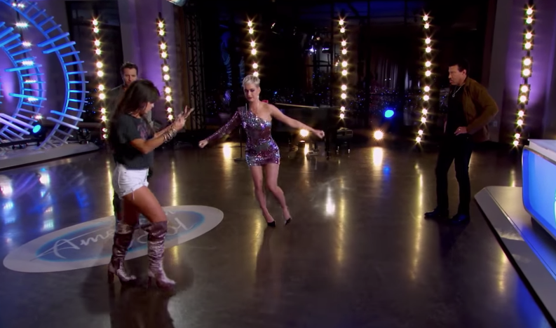 Ünlü şarkıcı sahneye çıktı dans edeyim derken yere kapaklandı - Resim: 2