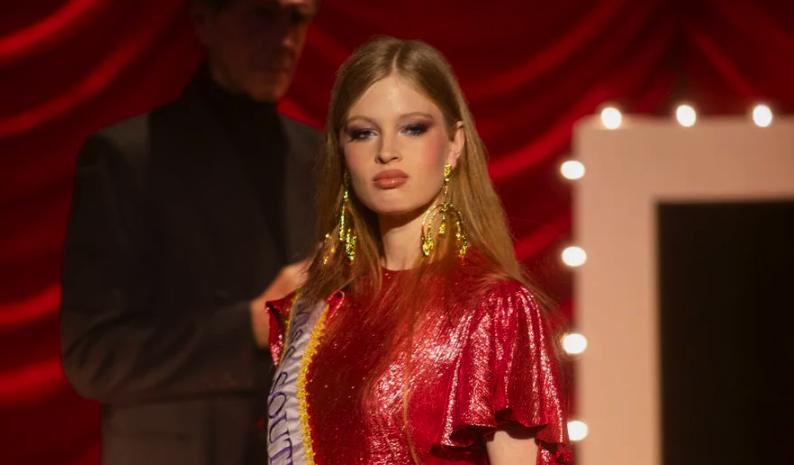 Elon Musk'ın kızı Vivian Wilson podyumu salladı, görenleri kendine hayran bıraktı! - Resim: 2