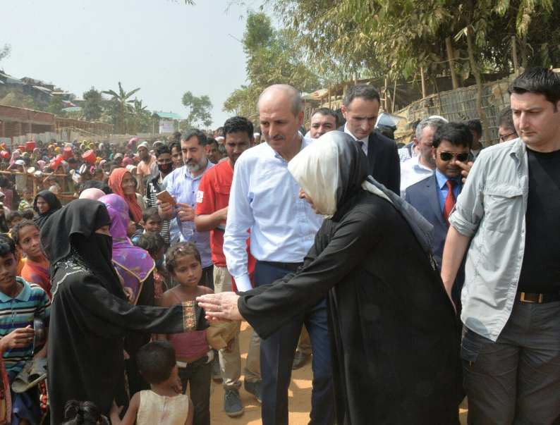 Arakanlı Müslümanlara kendi elleriyle yemek dağıttı! - Resim: 4