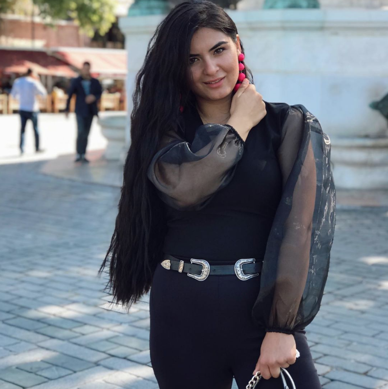 Hanife Gürdal mini elbiseli pozuyla bacağını ifşa etti fotoğrafı apar topar kaldırdı - Resim: 4