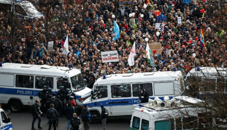 Berlin'de protesto! Koronavirüs yasakları Almanları sokağa döktü - Resim: 1