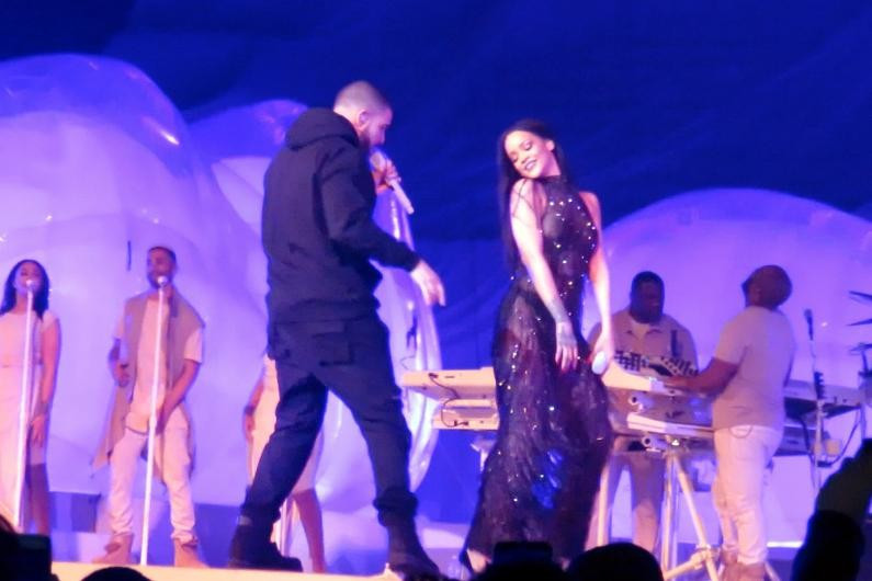 Rihanna sahnede yürek hoplattı! Sevgilisini çağırıp... - Resim: 3