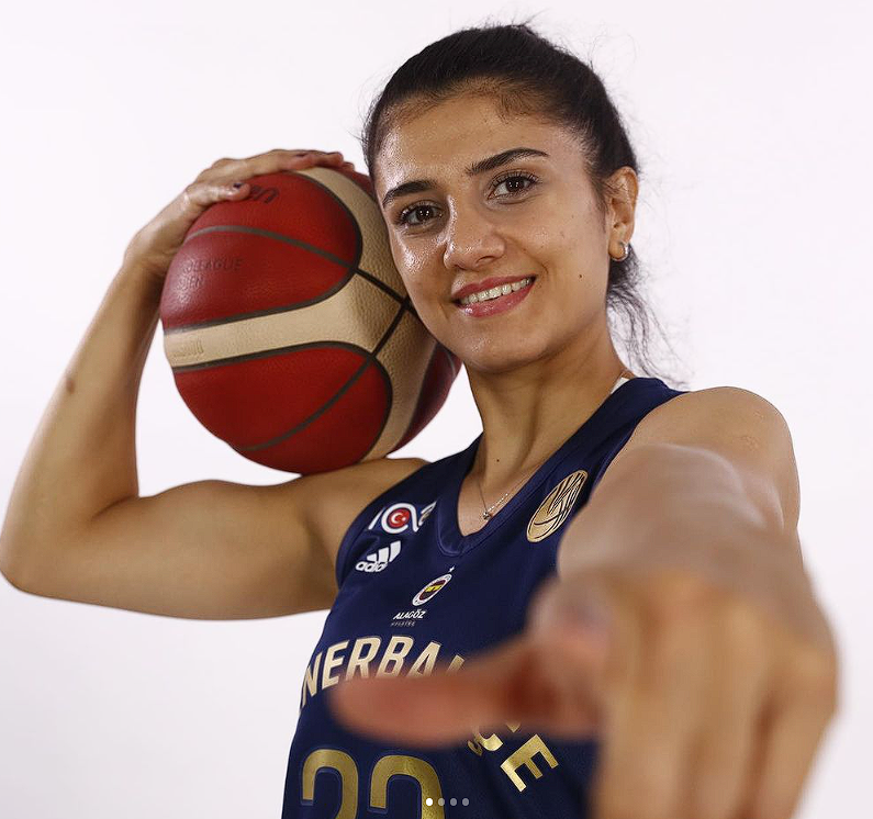 Eski Survivor yarışmacısı Merve Aydın sessiz sedasız evlendi! Düğün pozları beğeni topladı - Resim: 2