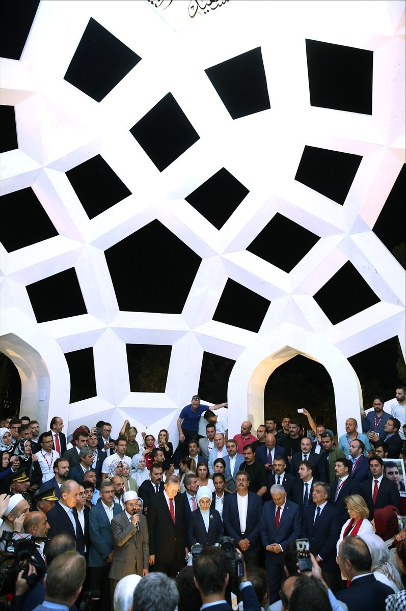 Şehitler Makamı dualarla açıldı - Resim: 1